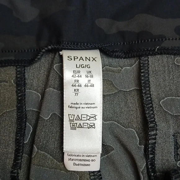 Spanx Shorts Women’s Large Black Camo Shapeup Sunshine Stretch Athletic 6” - Picture 3 of 4